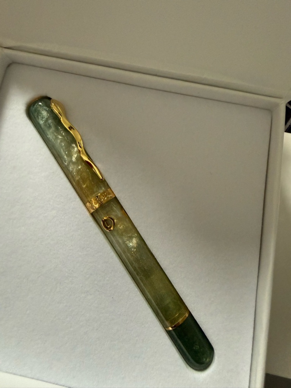 Green Marble Fountain Pen with Gold Trim - Picture 5 of 6